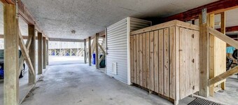 3 bdr, Oceanview, Pool, Private Beach access