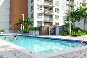Outdoor pool, open 7:00 AM to 7:00 PM, free cabanas, pool umbrellas - Modern Condos in Midtown Miami (Miami)