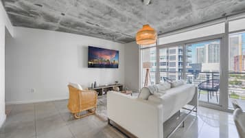 Departamento, 2 habitaciones | Área de sala de estar | Smart TV de 50 pulgadas con canales por cable