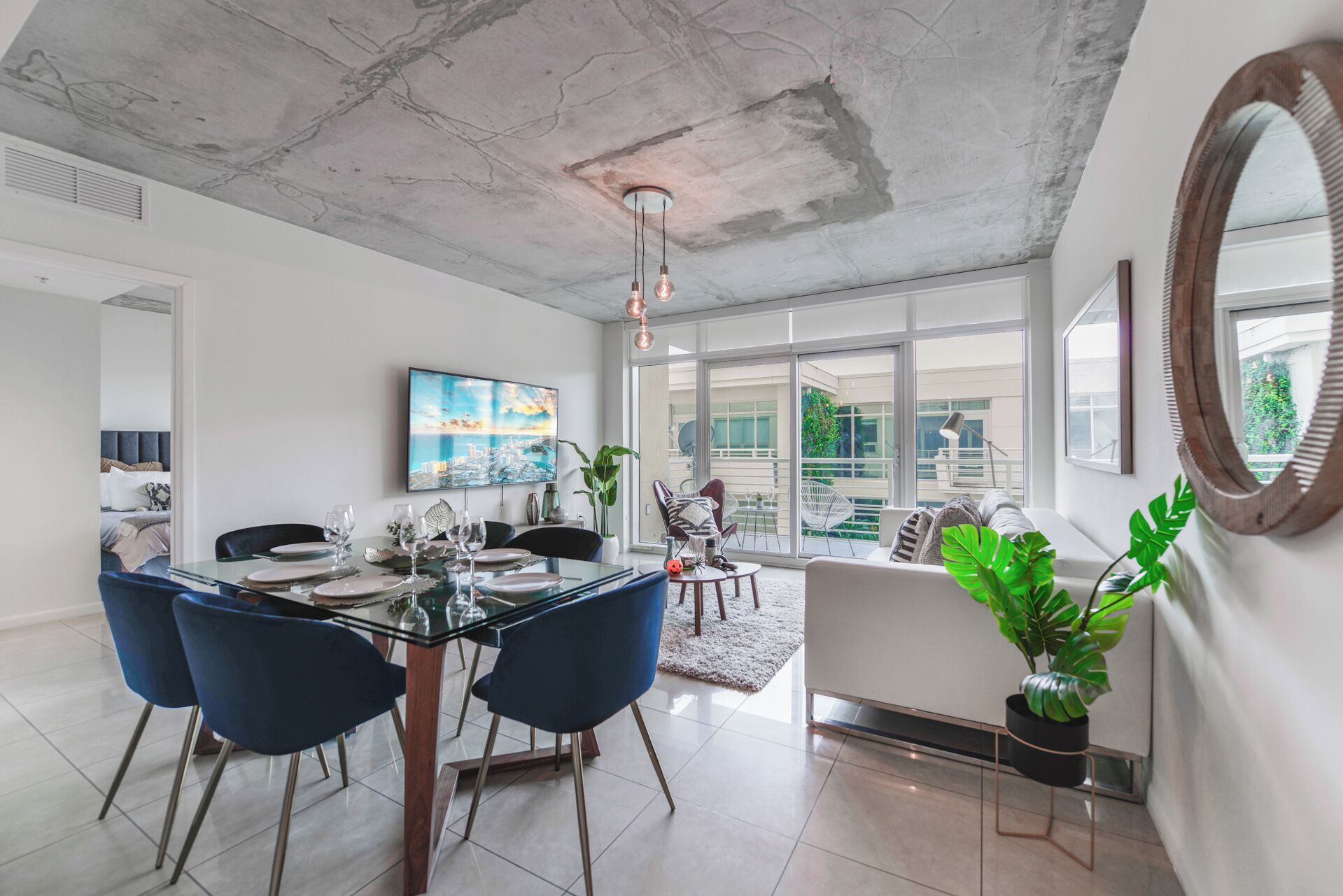 Apartamento, 2 habitaciones | Zona de estar | Smart TV de 50 pulgadas con canales por cable