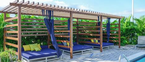 Kolam renang outdoor, dengan cabana gratis dan payung kolam renang