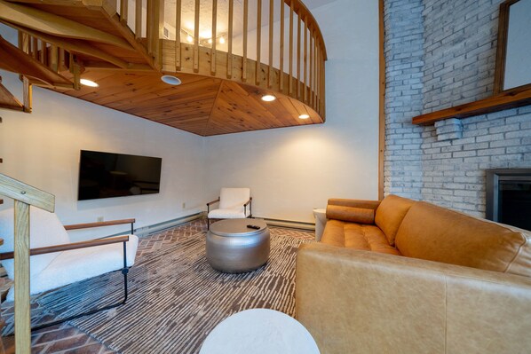 Una Smart TV, una chimenea