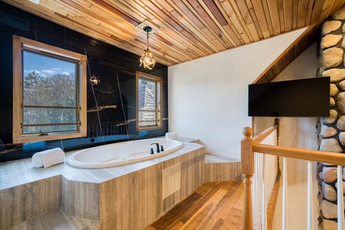 LUXURY DUPLEX SUITE WITH JACUZZI