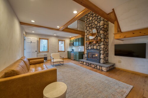 Modern Duplex King Suite with Jacuzzi, Steam Shower, Gym — Windham NY Catskills