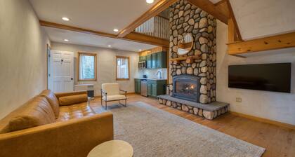 Modern Duplex King Suite with Jacuzzi, Steam Shower, Gym — Windham NY Catskills