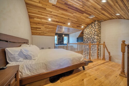 LUXURY DUPLEX SUITE WITH JACUZZI