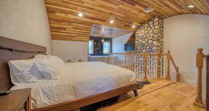 LUXURY DUPLEX SUITE WITH JACUZZI