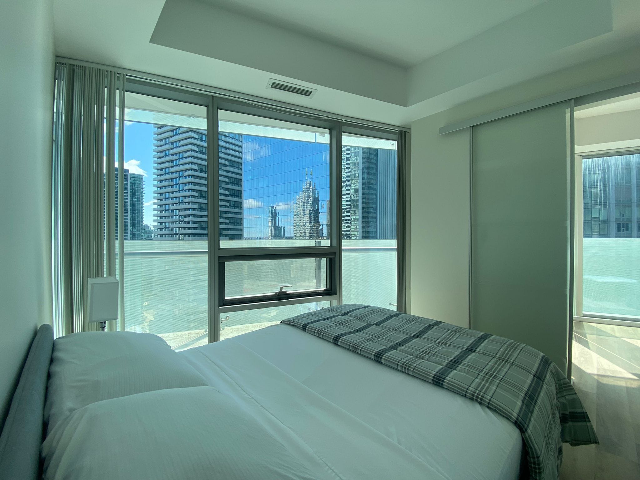 Cortinas blackout, tabla de planchar con plancha y wifi gratis 