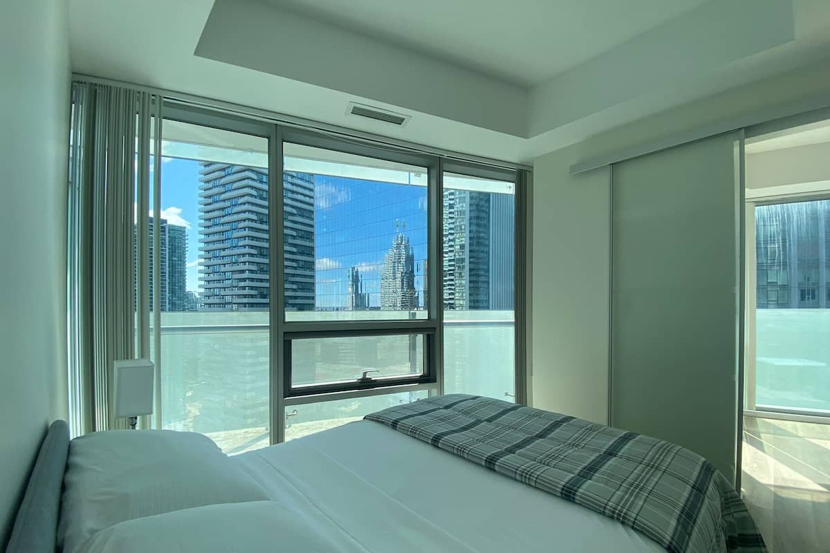 1 habitación, cortinas blackout y tabla de planchar con plancha