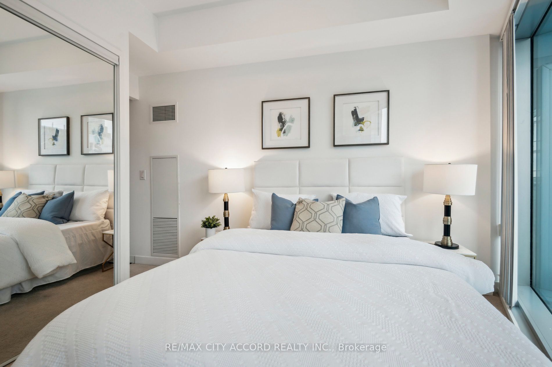 Cortinas blackout, tabla de planchar con plancha y wifi gratis 