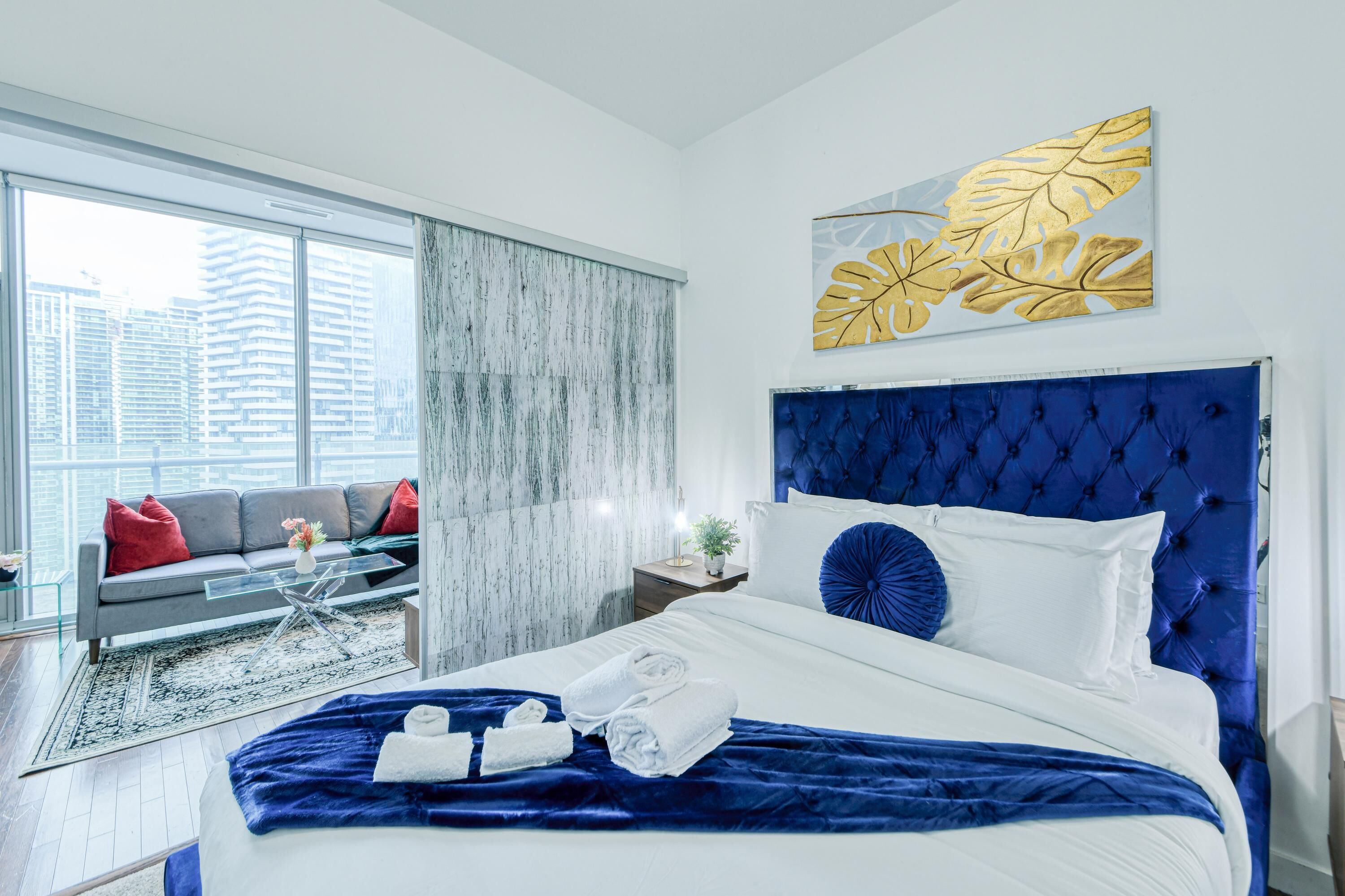 Tirai kedap cahaya, setrika/meja setrika, Wi-Fi gratis, dan seprai linen