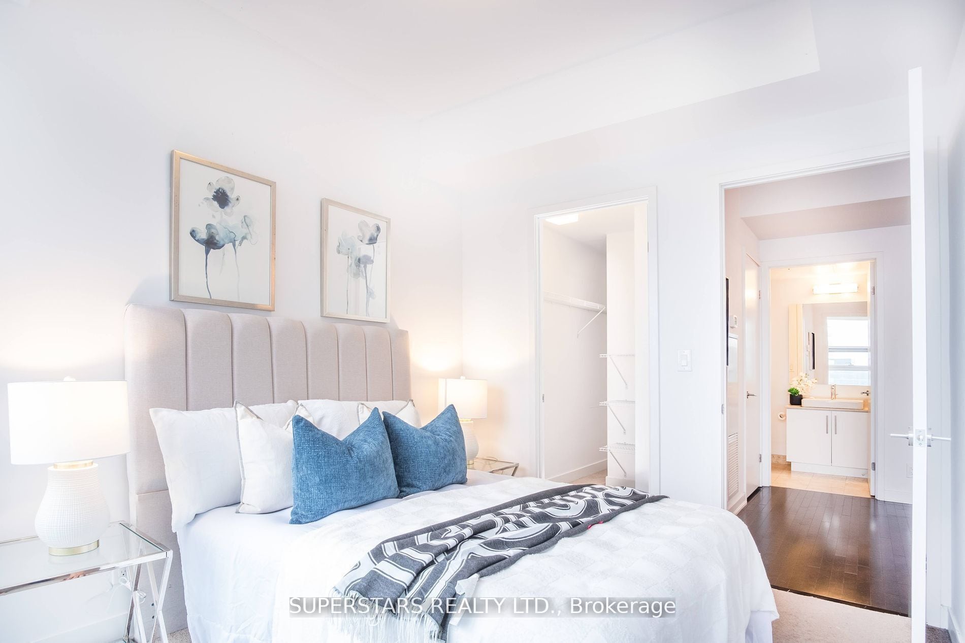 Cortinas blackout, tabla de planchar con plancha y wifi gratis 