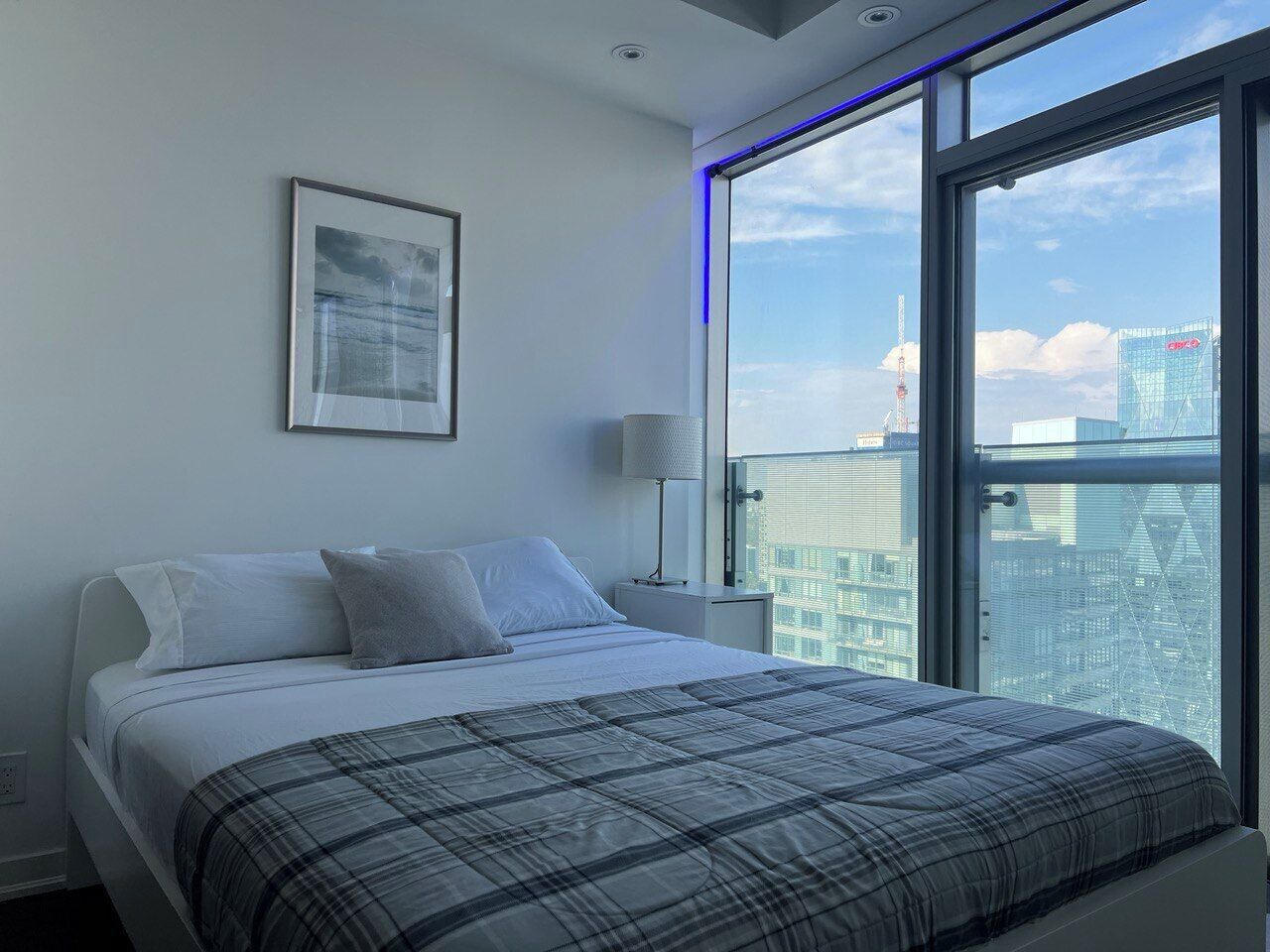 Cortinas blackout, tabla de planchar con plancha y wifi gratis 