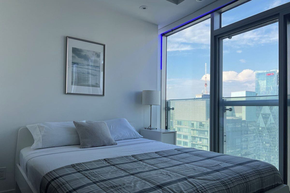 1 habitación, cortinas blackout y tabla de planchar con plancha