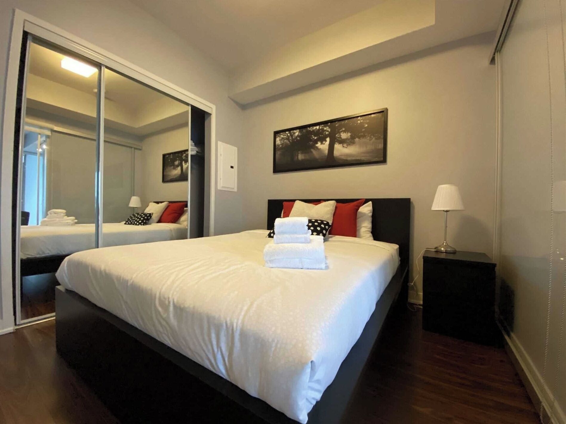 City Apartment, 3 Bedrooms, 2 Bathrooms | Langsir/tirai gelap terus, seterika/papan seterika, Wi-fi percuma 