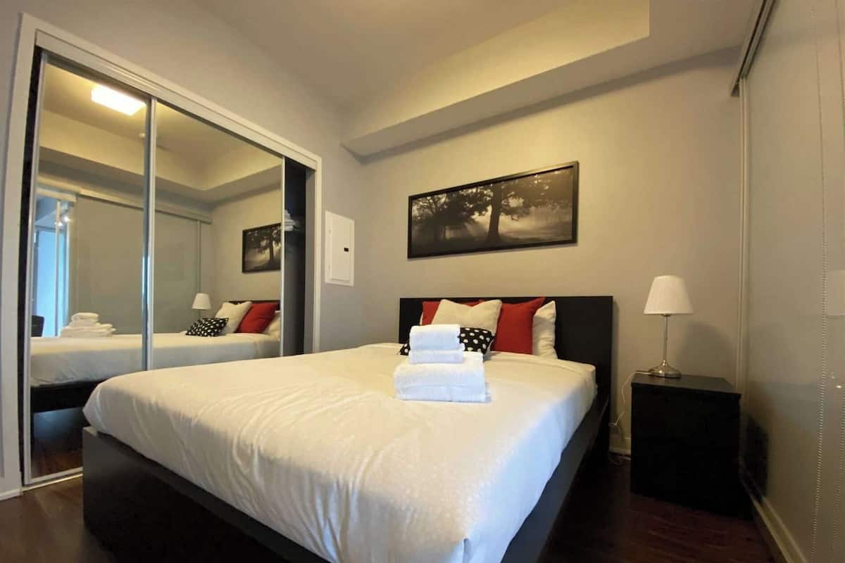 City Apartment, 3 Bedrooms, 2 Bathrooms | Langsir/tirai gelap terus, seterika/papan seterika, Wi-fi percuma