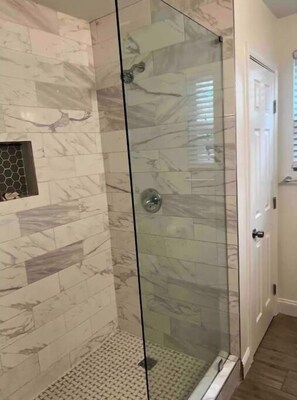 Dusche, Haartrockner, Handtücher, Seife
