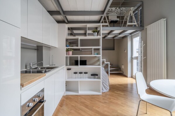 Fridge, oven, stovetop, dishwasher