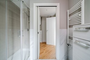 Shower, hair dryer, bidet, towels