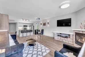 Living area - Horseshoe Valley Resort ,KING Bd 55”Tv Spa Skiing.
 (Oro)