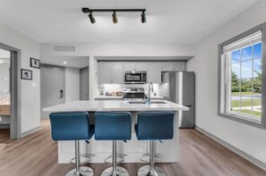 Private kitchen - Horseshoe Valley Resort ,KING Bd 55”Tv Spa Skiing.
 (Oro)