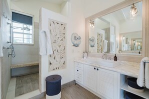 Dusche, Haartrockner, Bidet, Handtücher