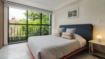 Sengetøy av topp kvalitet, dundyner, memory foam-senger og skrivebord