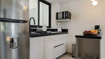 Großer Kühlschrank, Mikrowelle, Wasserkocher mit Kaffee-/Teezubehör
