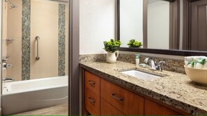 Jetted bath, hair dryer, towels, soap - Breckenridge Villa Minutes away from the Slopes (Breckenridge)