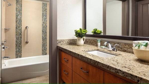 Whirlpool, Haartrockner, Handtücher, Seife