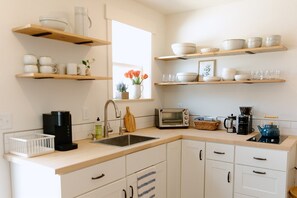 Réfrigérateur, micro-ondes, cafetière/bouilloire, grille-pain