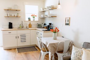 冷蔵庫、電子レンジ、コーヒー / ティーメーカー、トースター