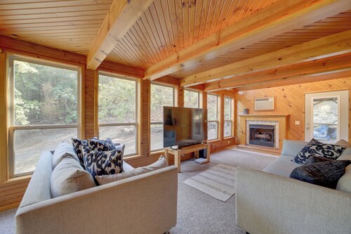 Lake Eufaula Retreat w/ Boat Slip & Fireplace!
