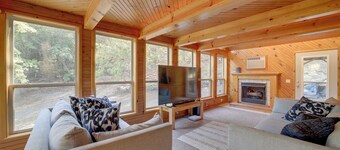 Lake Eufaula Retreat w/ Boat Slip & Fireplace!