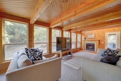 Lake Eufaula Retreat w/ Boat Slip & Fireplace!