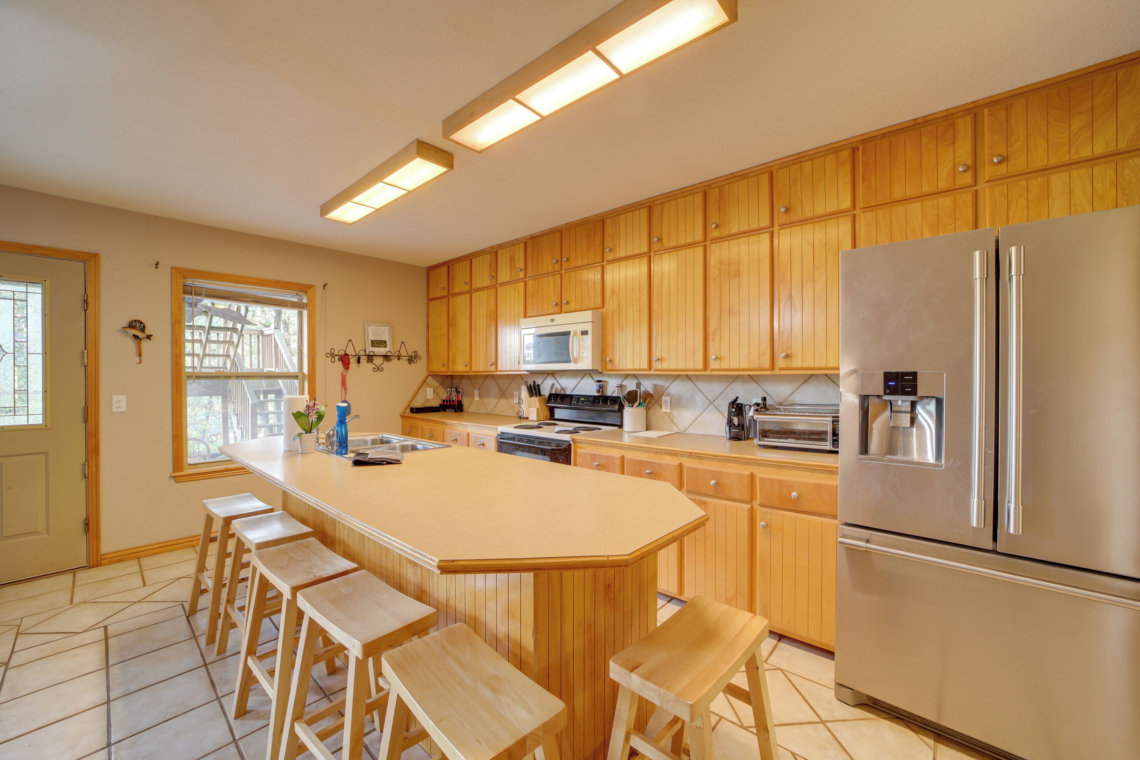 Geladeira, micro-ondas, cooktop, lava-louças