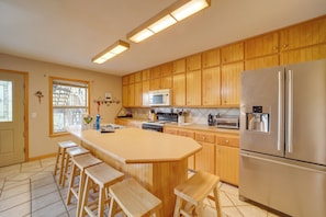Geladeira, micro-ondas, cooktop, lava-louças