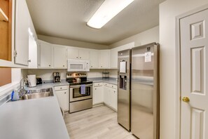 Fridge, microwave, stovetop, dishwasher - Charming Seneca Home - 3 Mi to Memorial Stadium! (Seneca)