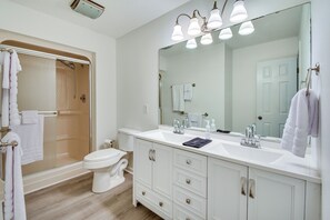 Hair dryer, towels - Charming Seneca Home - 3 Mi to Memorial Stadium! (Seneca)