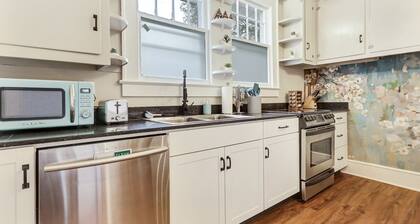 Spacious Home in Arts District GVL + 1mi to Falls Park DT+ Artisan Table Swing