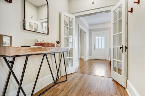 Charming Home in Arts District GVL + 1mi to Falls Park DT+ Artisan Table Swing