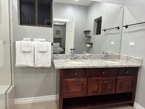 Hårtork, handdukar, tvål och schampo