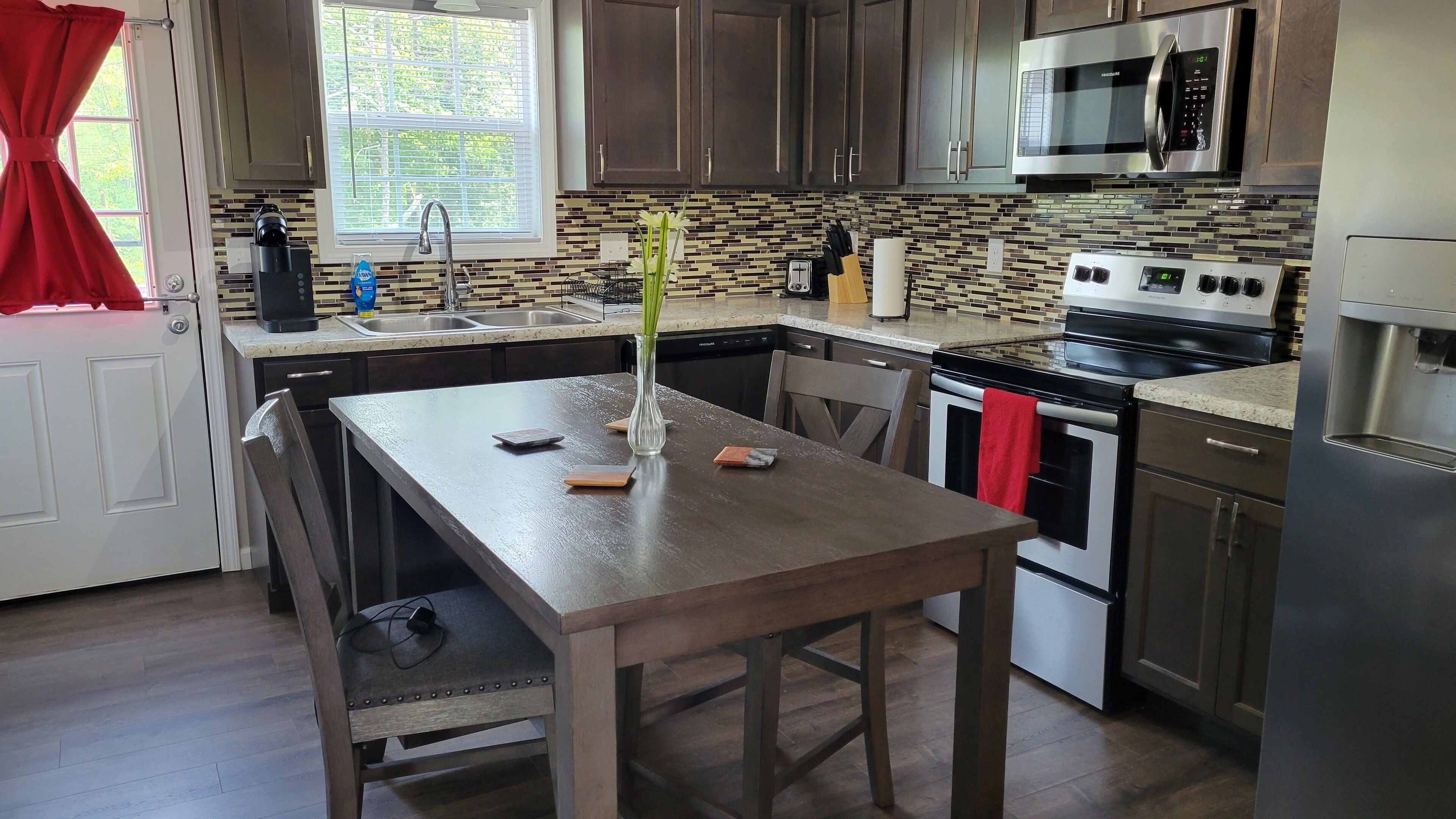 Réfrigérateur, micro-ondes, four, plaque de cuisson