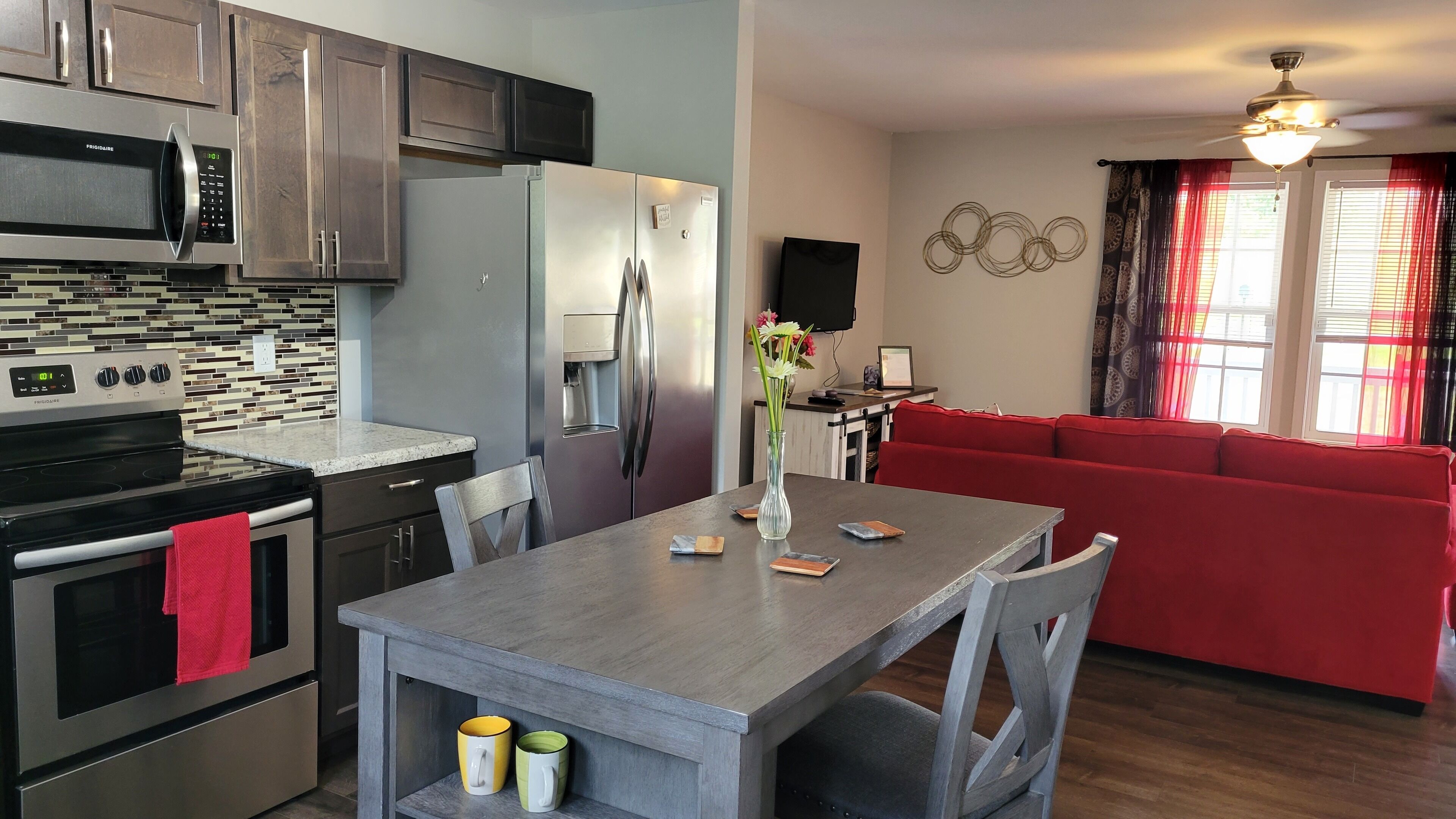 Køleskab, mikrobølgeovn, ovn, kogeplade