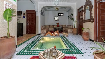 Hồ bơi ngoài trời