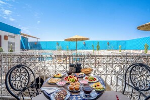 Desayuno completo incluido todos los días 