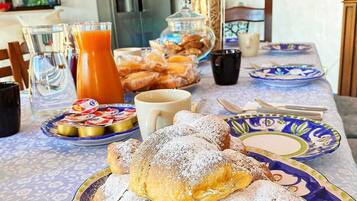 Desayuno con opciones de la cocina local incluido todos los días