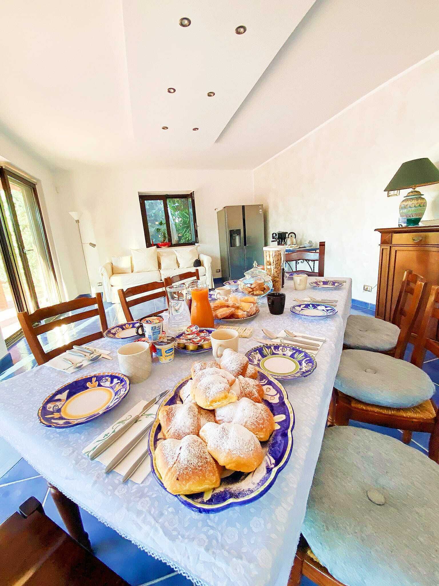 Frokost med lokale retter er inkludert hver dag