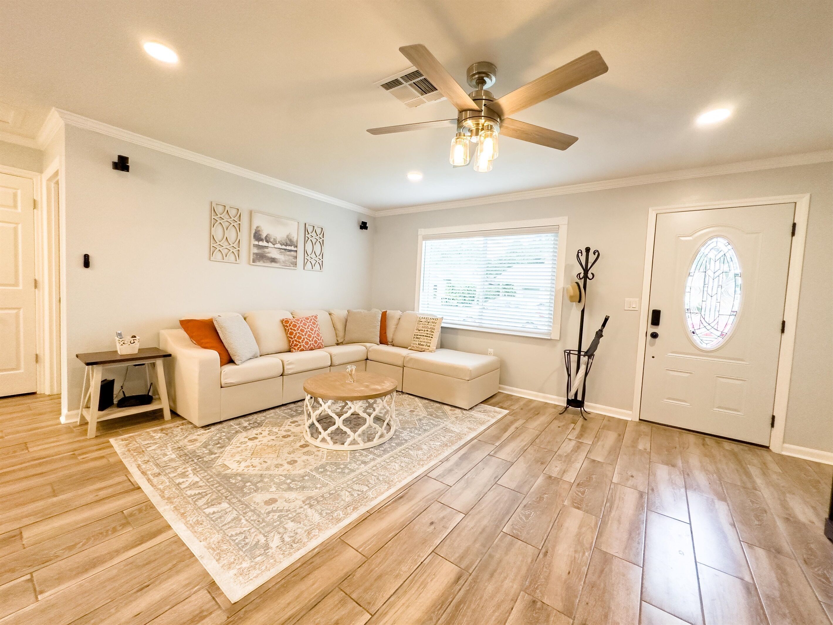 TV connectée, table de tennis de table, chaîne hi-fi, espaces bureaux