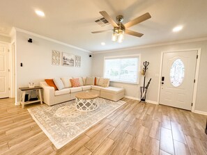 Téléviseur connecté, table de ping-pong, chaßne audio, bureau